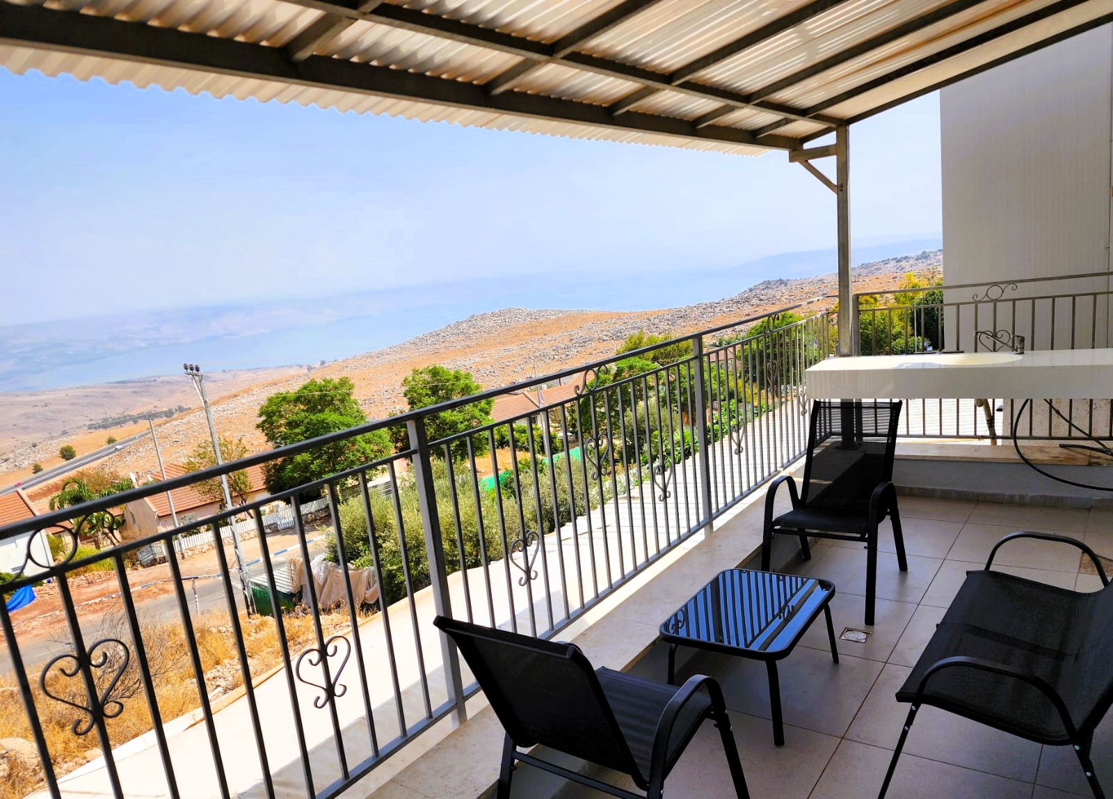 מרפסת עם נוף