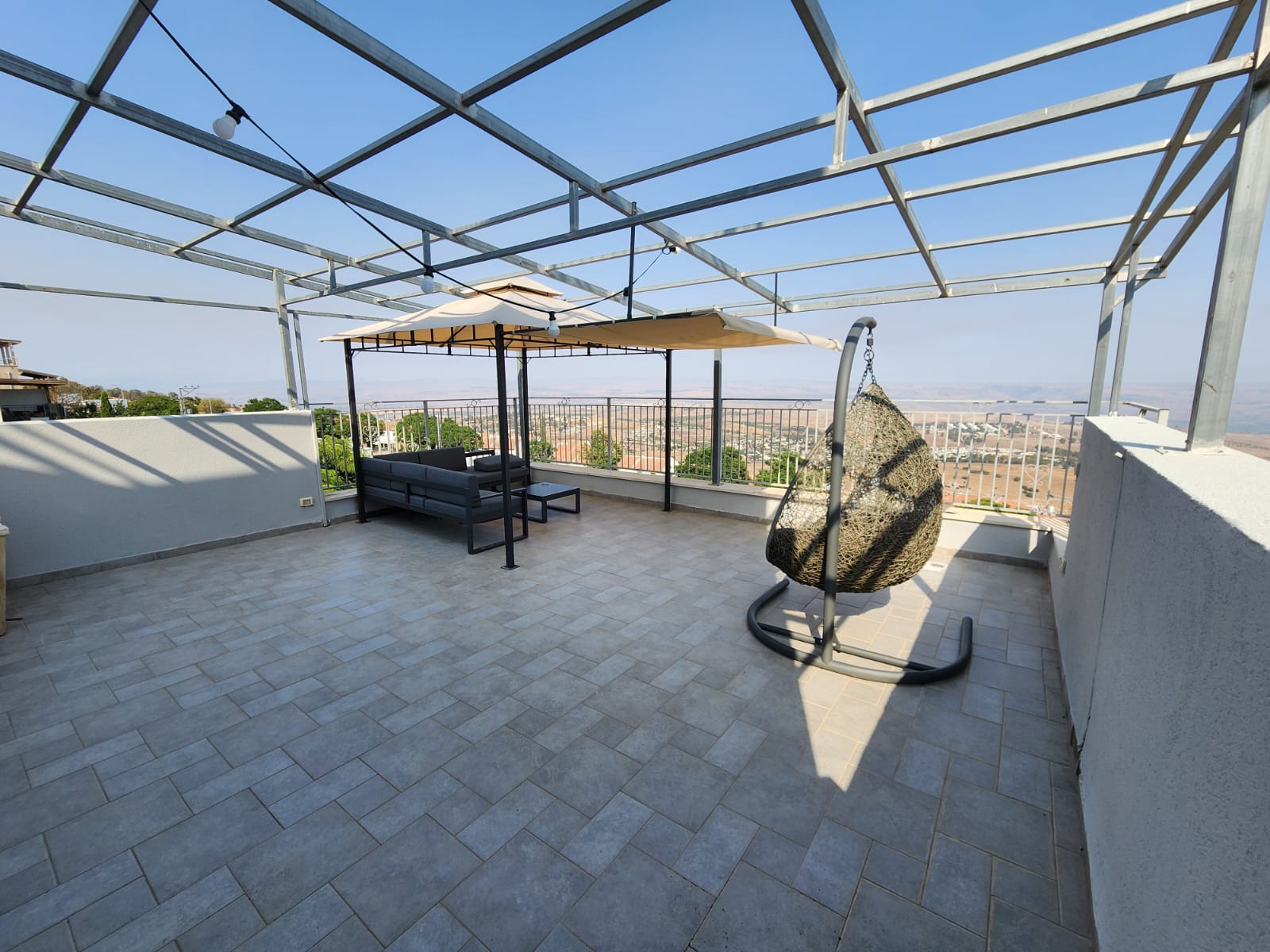 פינת ישיבה במרפסת מרווחת