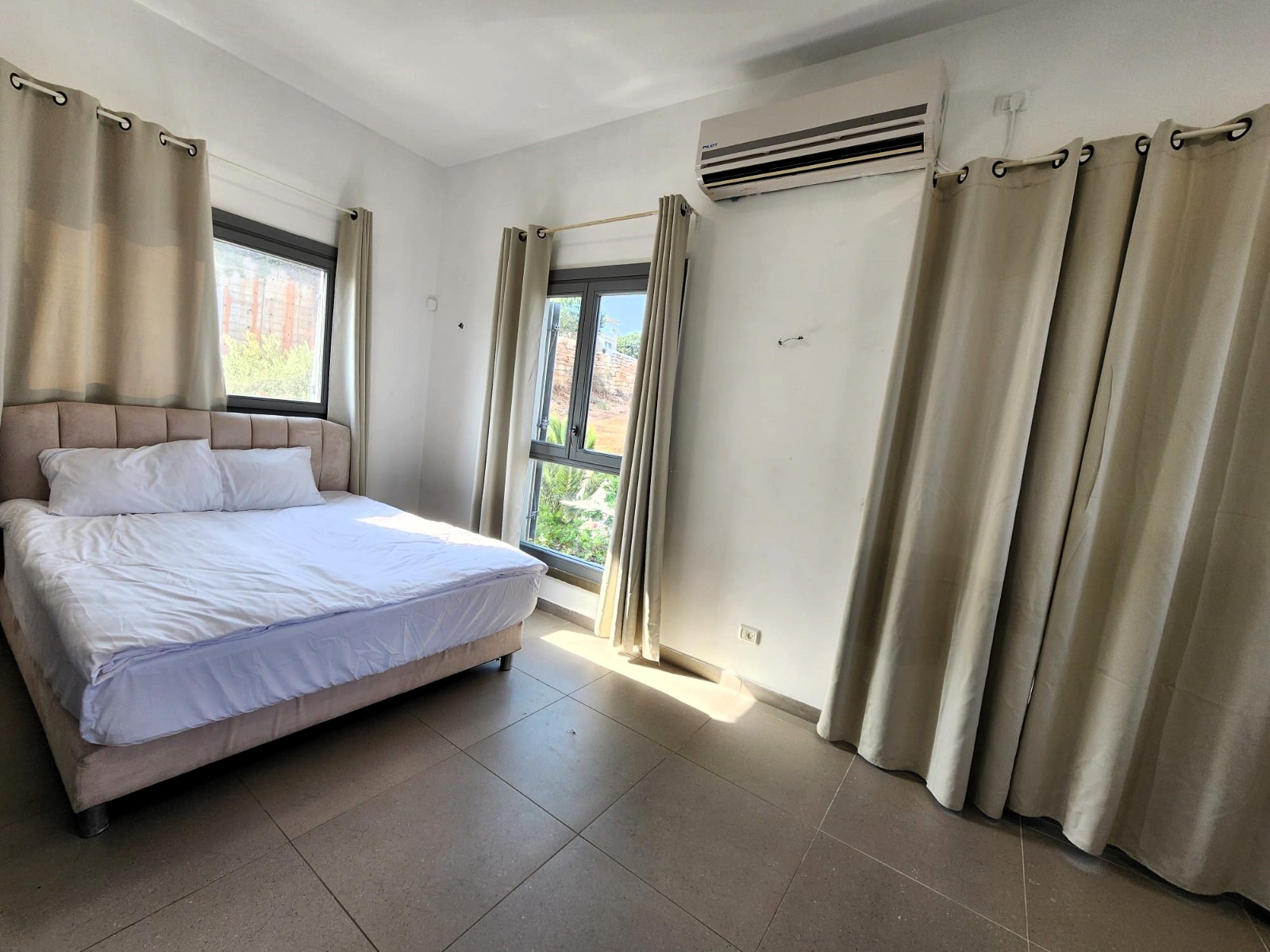 אחד מחדרי השינה המרווחים