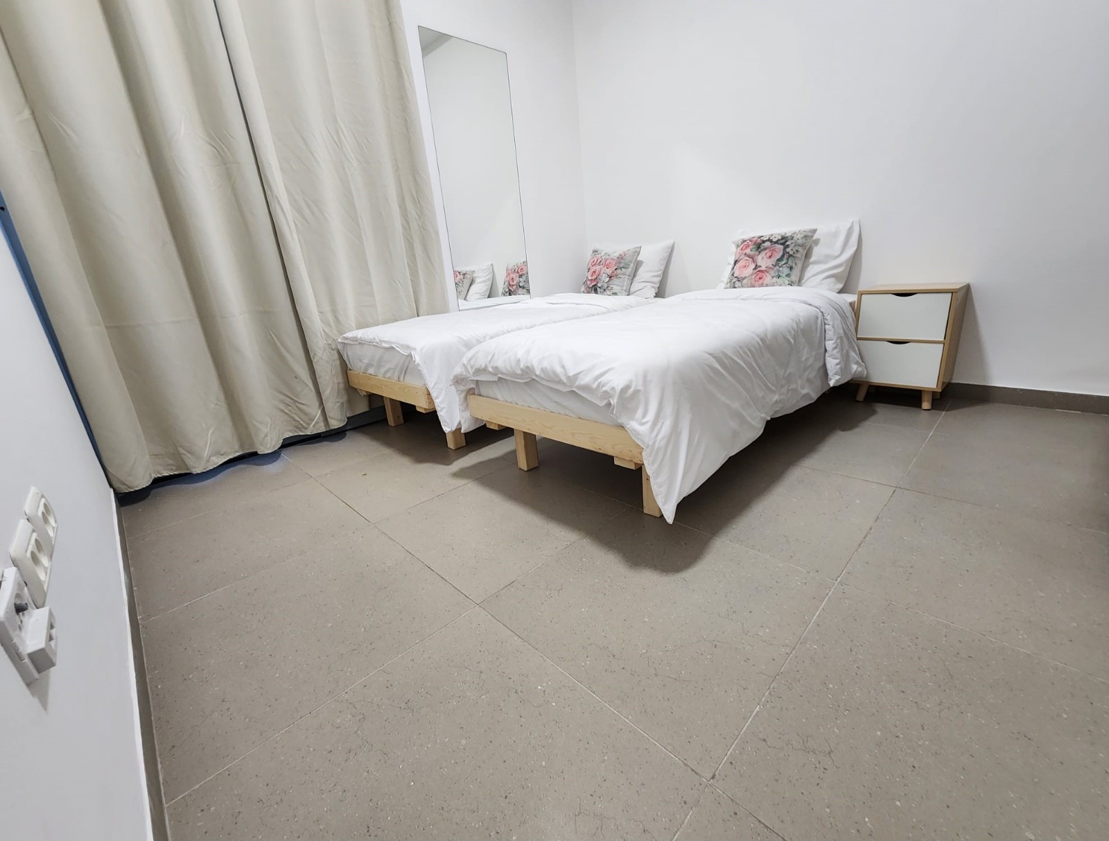 חדר שינה עם מיטות נפרדות