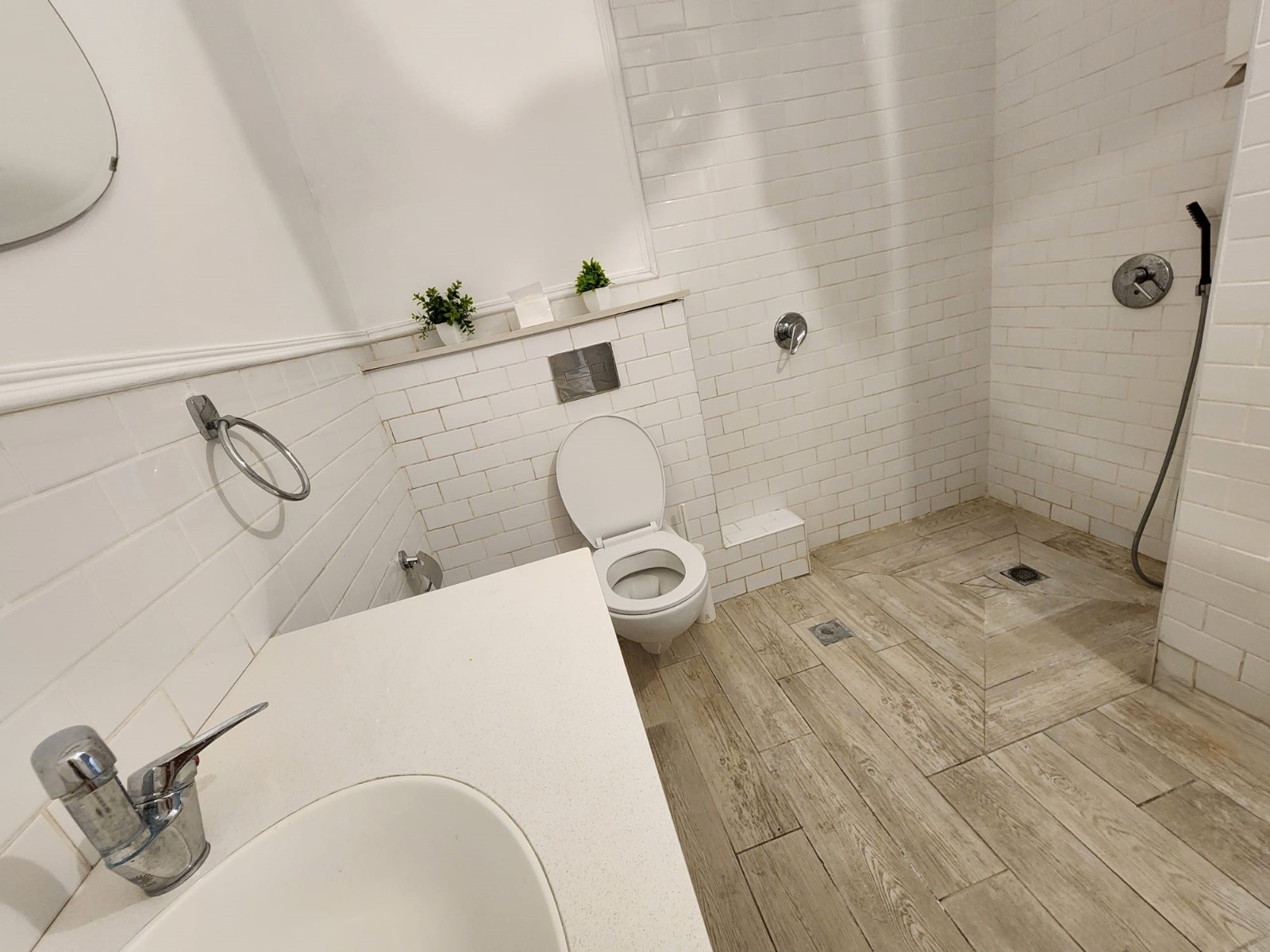 מקלחת בחדר רחצה