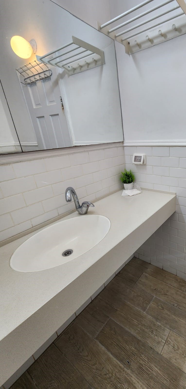 כיור וברזים בחדר רחצה