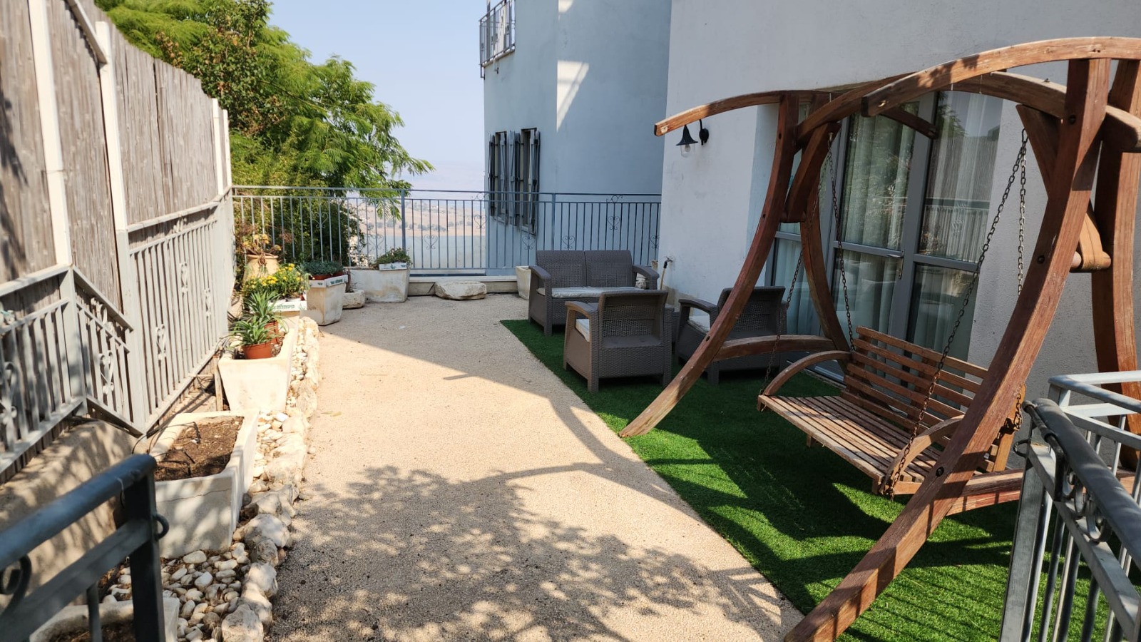 חצר רחבת ידיים