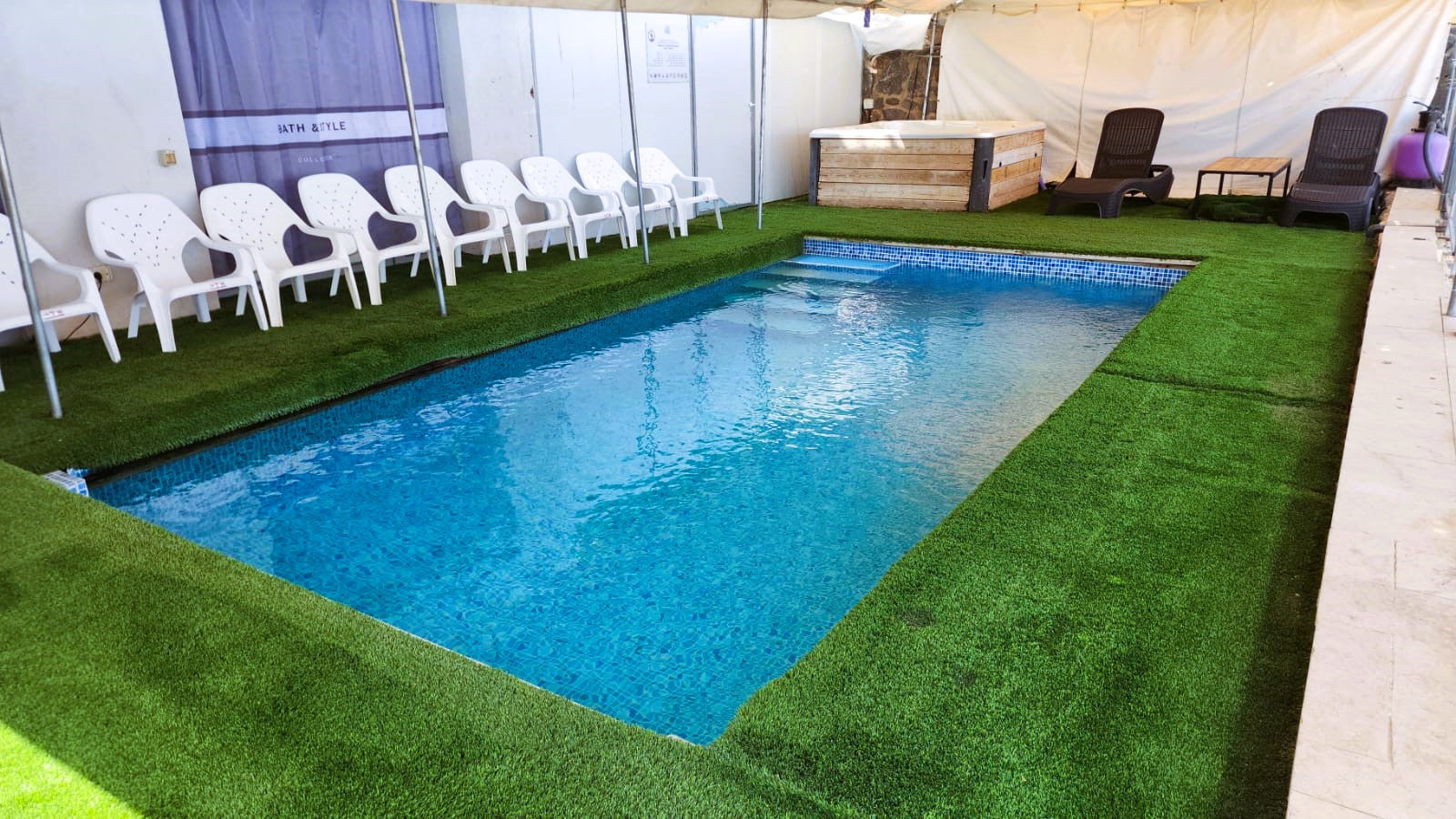 בריכה מקורה עם נוף